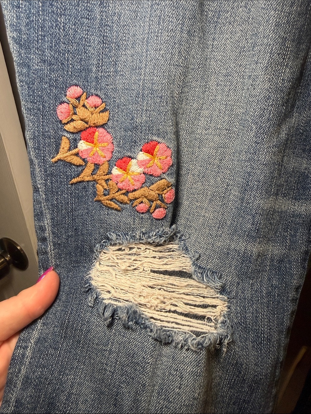 Vintage NY&Co SOHO Curvy Cropped Boyfriend Jeans Floral Embroidered Size 14 - Picture 4 of 5